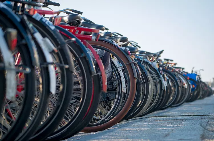 Stationnement de vélos à Amsterdam